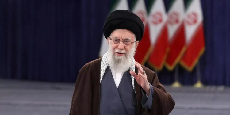 খামেনির দিকে হাত বাড়ালে সেই হাত কেটে ফেলা হবে: ইরান সেনাবাহিনী