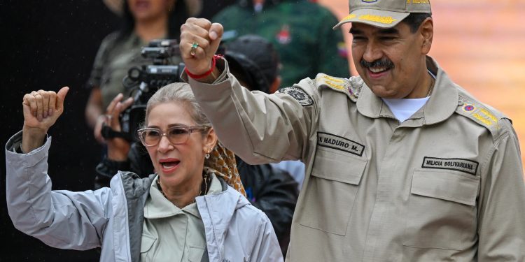 আটককালে শোবার ঘর থেকে টেনে বের করা হয় মাদুরো ও তার স্ত্রীকে