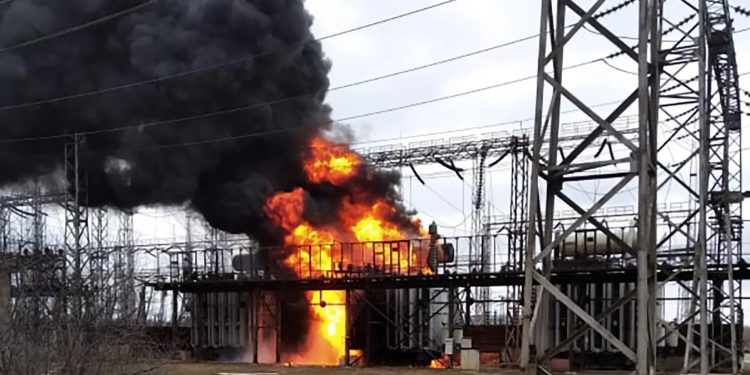 রাশিয়ার হামলায় কিয়েভের প্রায় অর্ধেক এলাকা বিদ্যুৎবিহীন: ইউক্রেন