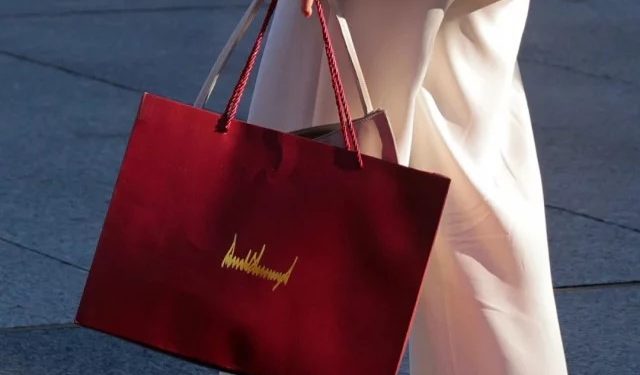 নোবেল পদকের বিনিময়ে মাচাদোকে ব্যাগ উপহার দিলেন ট্রাম্প