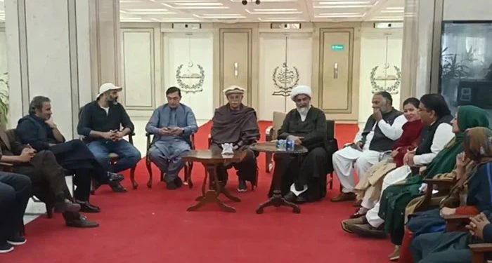 ইমরান খানকে আল-শিফা হাসপাতালে নেওয়ার দাবিতে অবস্থান কর্মসূচি চলমান