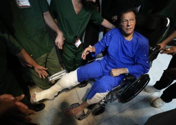 হাসপাতালে নেওয়া হবে ইমরান খানকে