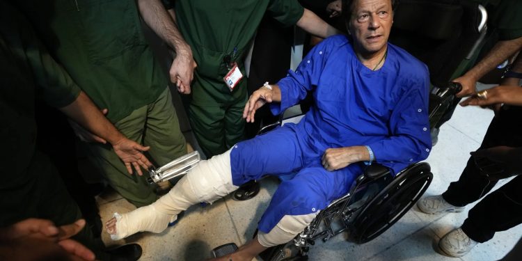 হাসপাতালে নেওয়া হবে ইমরান খানকে