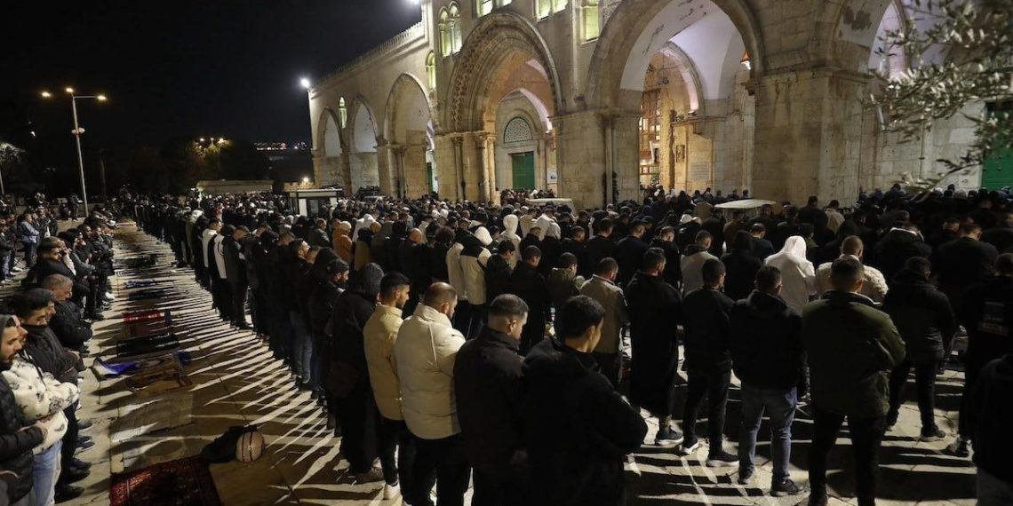 উত্তেজনার মধ্যেও মসজিদুল আকসায় ৫০ হাজার ফিলিস্তিনির তারাবি আদায়