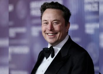 ৮০০ বিলিয়ন ডলারের মাইলফলকে ইলন মাস্ক