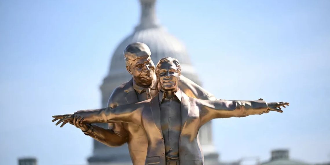 টাইটানিক ছবির আদলে ওয়াশিংটনে ট্রাম্প–এপস্টিনের বিকৃত ভাস্কর্য