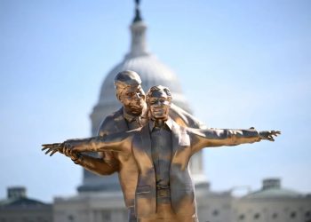 টাইটানিক ছবির আদলে ওয়াশিংটনে ট্রাম্প–এপস্টিনের বিকৃত ভাস্কর্য