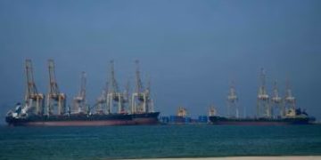 ইতিহাসের সবচেয়ে ভয়াবহ জ্বালানি–সংকট তৈরি করতে পারে হরমুজ প্রণালিতে অচলাবস্থা