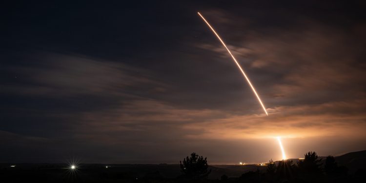 যুদ্ধের মধ্যেই দূরপাল্লার পরমাণু ক্ষেপণাস্ত্র পরীক্ষা করল যুক্তরাষ্ট্র