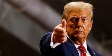 সোমবারের মধ্যে হরমুজ প্রণালি খুলে না দিলে ইরানের ওপর নরক নেমে আসবে: ট্রাম্প