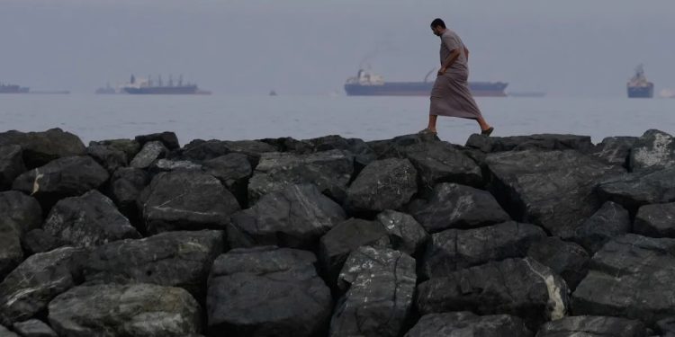 হরমুজে ডুবতে পারে মার্কিন ডলারের আধিপত্য