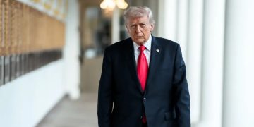 গুলি চালিয়ে ইরান যুদ্ধ থেকে ‘বিরত’ রাখা যাবে না: ট্রাম্প