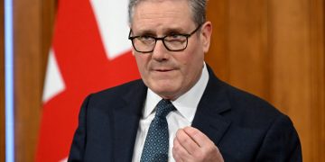 যুক্তরাজ্যের হয়ে অস্ত্র ধরবে না দেশটির অর্ধেকের বেশি তরুণ, সমীক্ষায় চাঞ্চল্যকর তথ্য