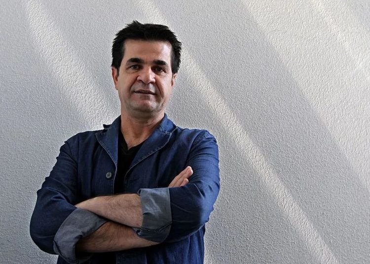 ঝুঁকি জেনেও দেশে ফিরলেন ইরানি চলচ্চিত্র নির্মাতা জাফর পানাহি