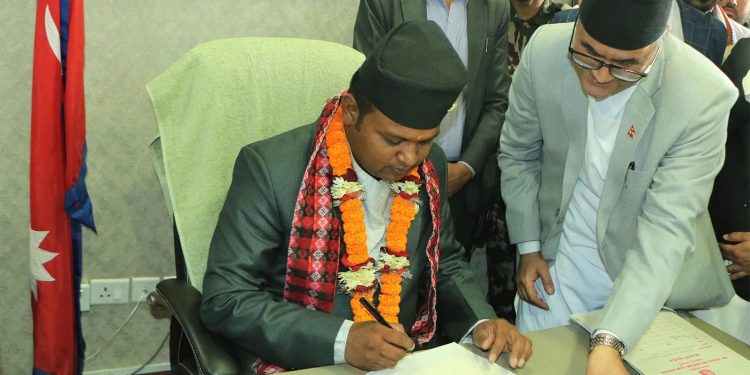 ক্ষমতার অপব্যবহারের অভিযোগে বরখাস্ত হলেন নেপালের শ্রমমন্ত্র