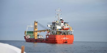 মার্কিন অবরোধ উপেক্ষা করে হরমুজ পার হলো ২ জাহাজ