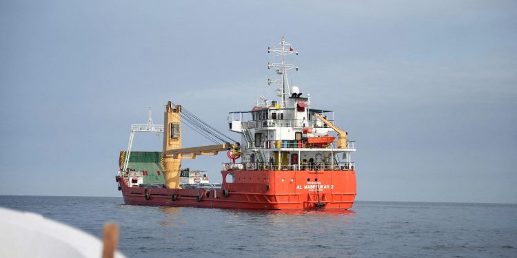 মার্কিন অবরোধ উপেক্ষা করে হরমুজ পার হলো ২ জাহাজ