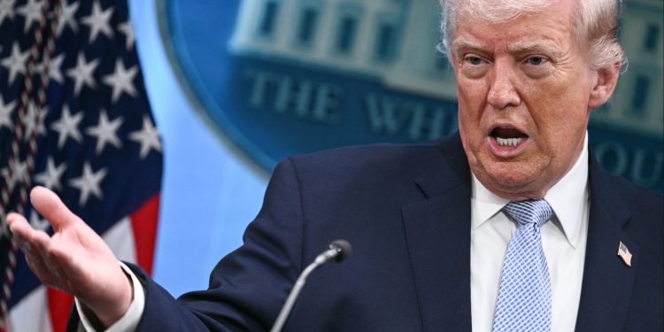 চুক্তি না হলে ইরানের বিদ্যুৎকেন্দ্র ও সেতু গুঁড়িয়ে দেওয়ার হুমকি ট্রাম্পের