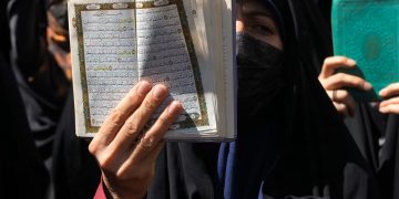 কুরআনের আয়াত লিখে আইআরজিসির হুমকি