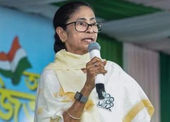 নিজ আসনে পিছিয়ে গেলেন মমতা