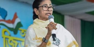 নিজ আসনে পিছিয়ে গেলেন মমতা