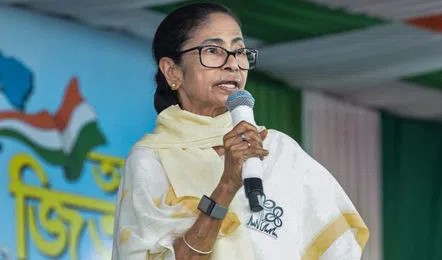 নিজ আসনে পিছিয়ে গেলেন মমতা