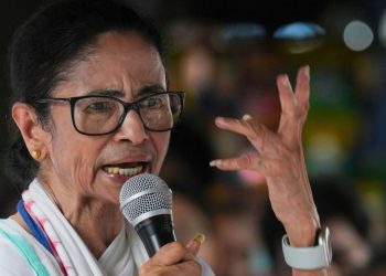 সংসদীয় দল ভেঙে বিজেপিকে সমর্থনের ঘোষণা তৃণমূলের ২০ এমপির