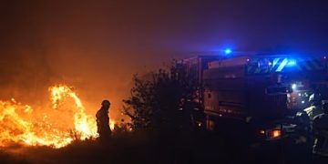 দাবানলে পুড়ছে ফ্রান্স, নিরাপদে সরানো হলো ১২ হাজার মানুষ