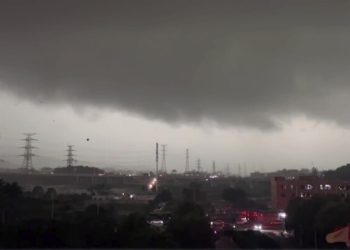 চীনে টর্নেডো ও রেকর্ড বন্যায় ৮ জনের মৃ’ত্যু