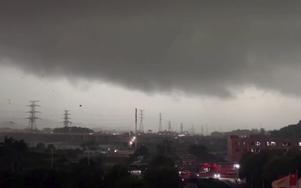 চীনে টর্নেডো ও রেকর্ড বন্যায় ৮ জনের মৃ’ত্যু