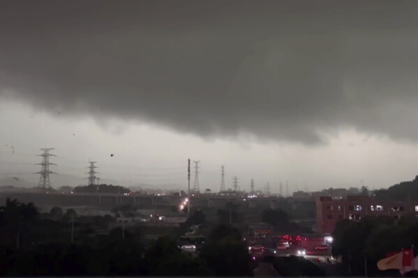 চীনে টর্নেডো ও রেকর্ড বন্যায় ৮ জনের মৃ’ত্যু