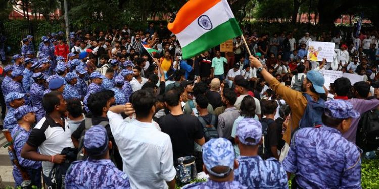 ফের উত্তপ্ত দিল্লি: যন্তর মন্তরে পুলিশি হামলা